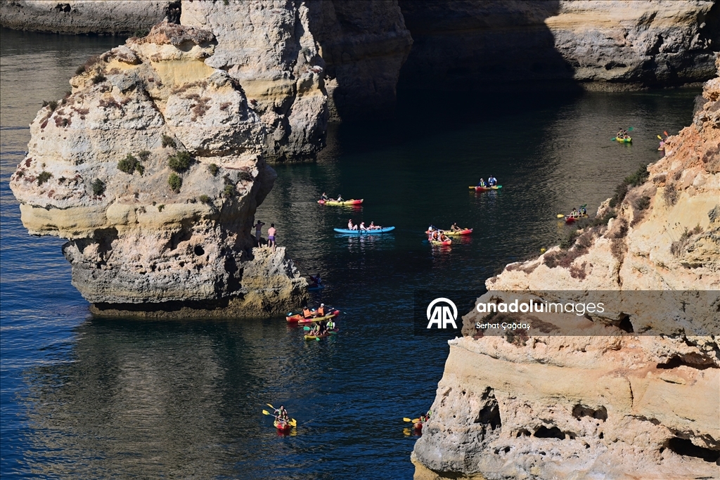 Portekiz'in "altın plajı" Marinha, doğal güzelliğiyle büyülüyor