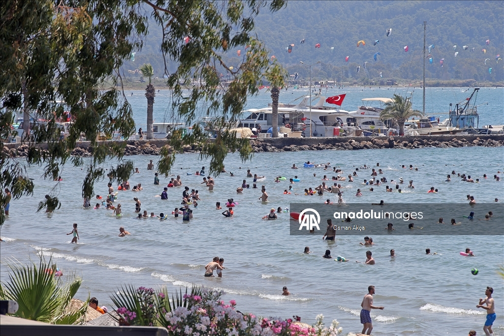 Muğla'da sıcak hava nedeniyle sahillerde yoğunluk yaşanıyor