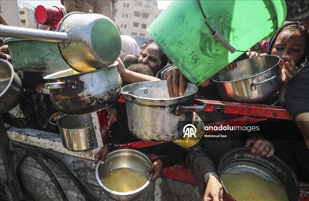 Hot meal distributed to Palestinians struggling with hunger in Gaza