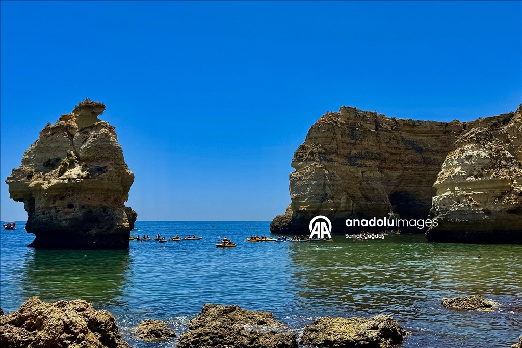 Portekiz'in "altın plajı" Marinha, doğal güzelliğiyle büyülüyor