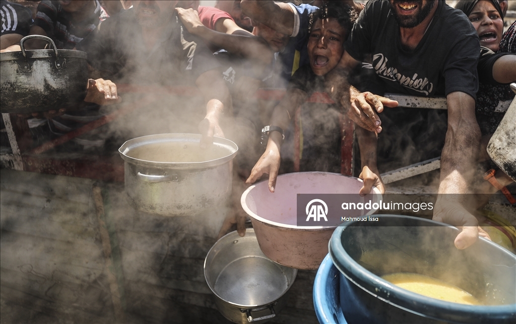 Hot meal distributed to Palestinians struggling with hunger in Gaza