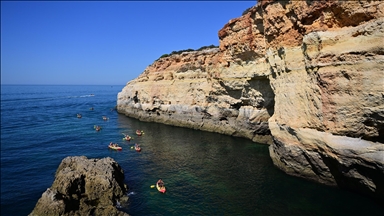 Portekiz'in "altın plajı" Marinha, doğal güzelliğiyle büyülüyor