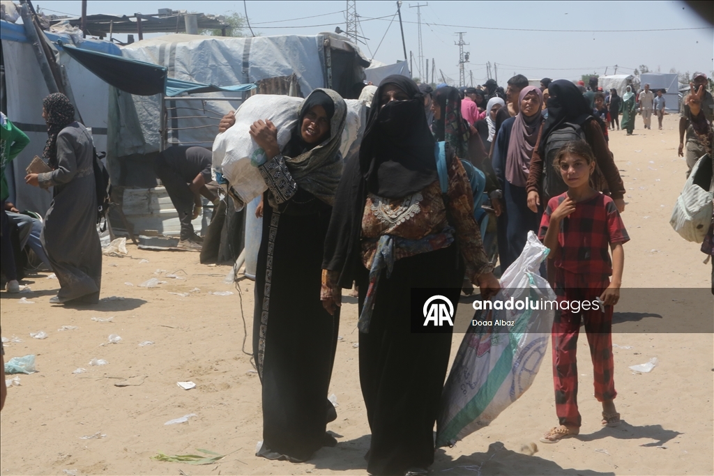 İsrail saldırıları altındaki Gazze'de Filistinlilere, un yardımı yapıldı