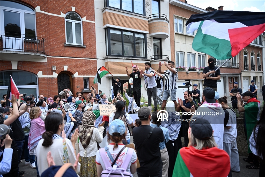 Brüksel'de İsrail Büyükelçiliği önünde protesto gösterisi düzenlendi
