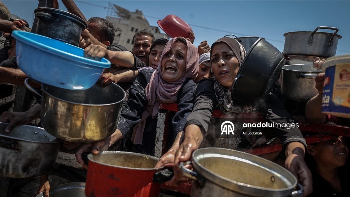 Gazze'de açlıkla mücadele eden Filistinlilere, yemek dağıtıldı