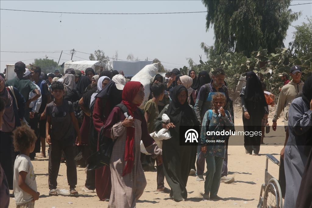 İsrail saldırıları altındaki Gazze'de Filistinlilere, un yardımı yapıldı