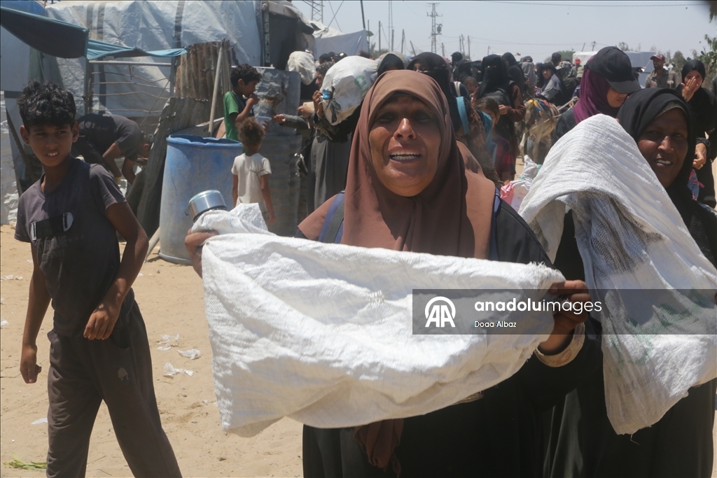 İsrail saldırıları altındaki Gazze'de Filistinlilere, un yardımı yapıldı