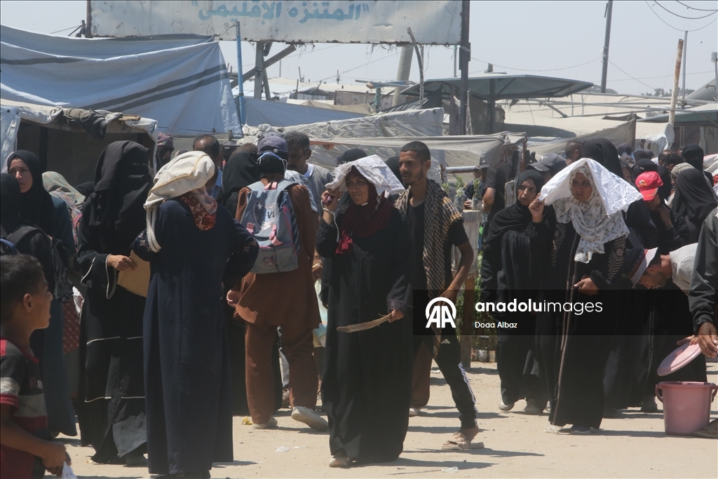 İsrail saldırıları altındaki Gazze'de Filistinlilere, un yardımı yapıldı