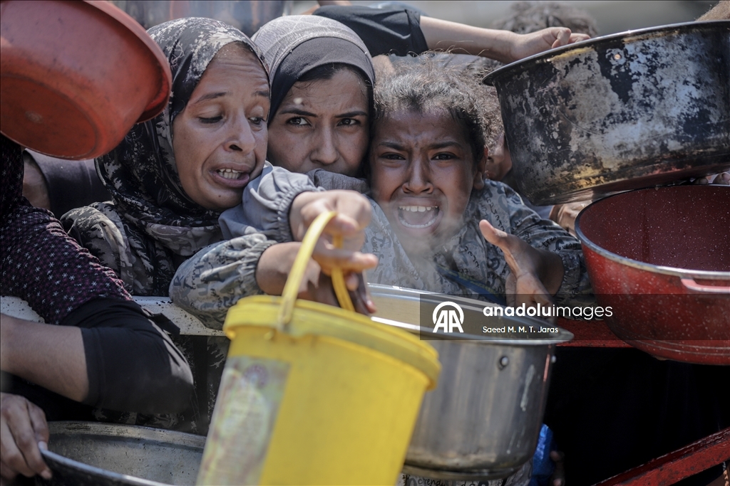 Palestinians in Gaza endure scorching heat while waiting in line for food amid hunger crisis