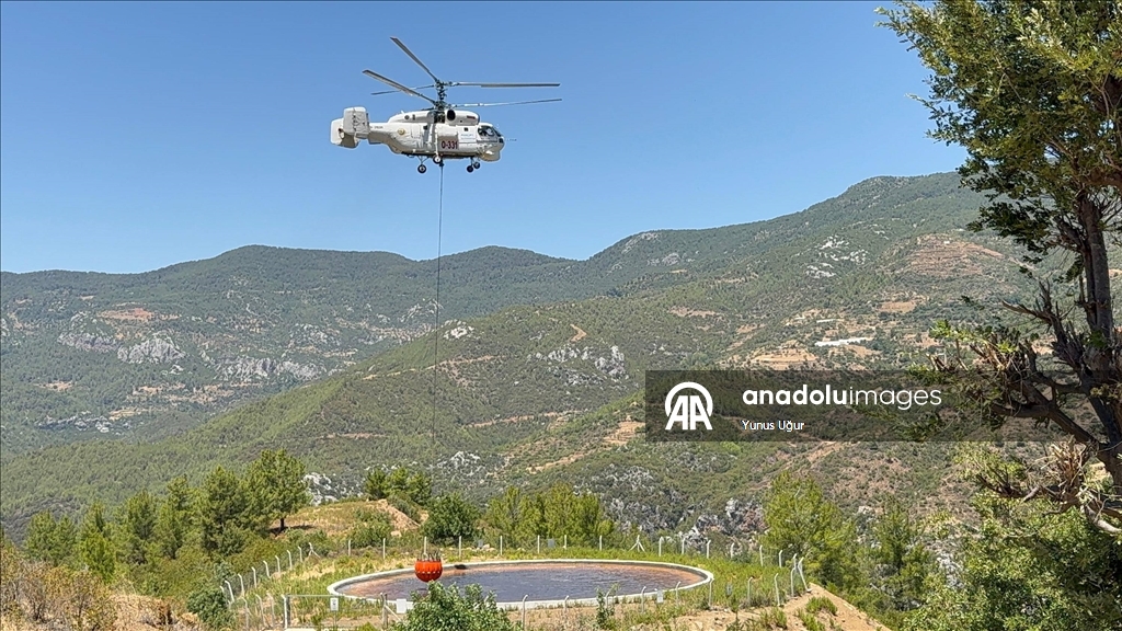 Antalya'da ormanlık alanlarda çıkan yangınlara müdahale ediliyor