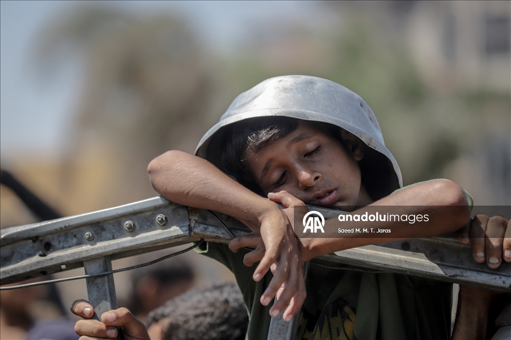 Palestinians in Gaza endure scorching heat while waiting in line for food amid hunger crisis