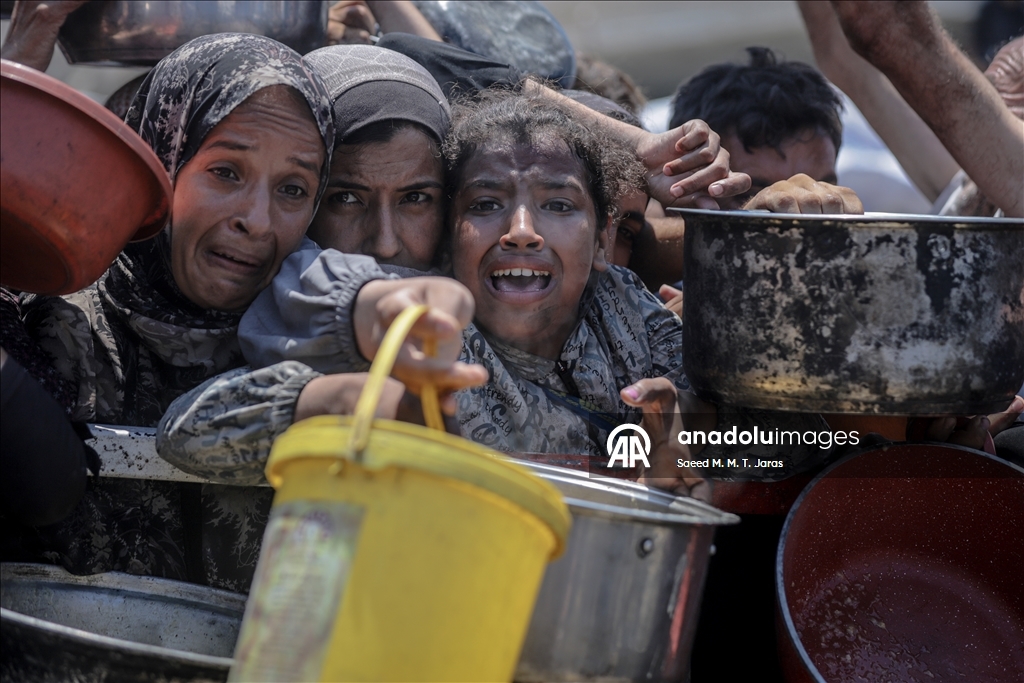 Palestinians in Gaza endure scorching heat while waiting in line for food amid hunger crisis