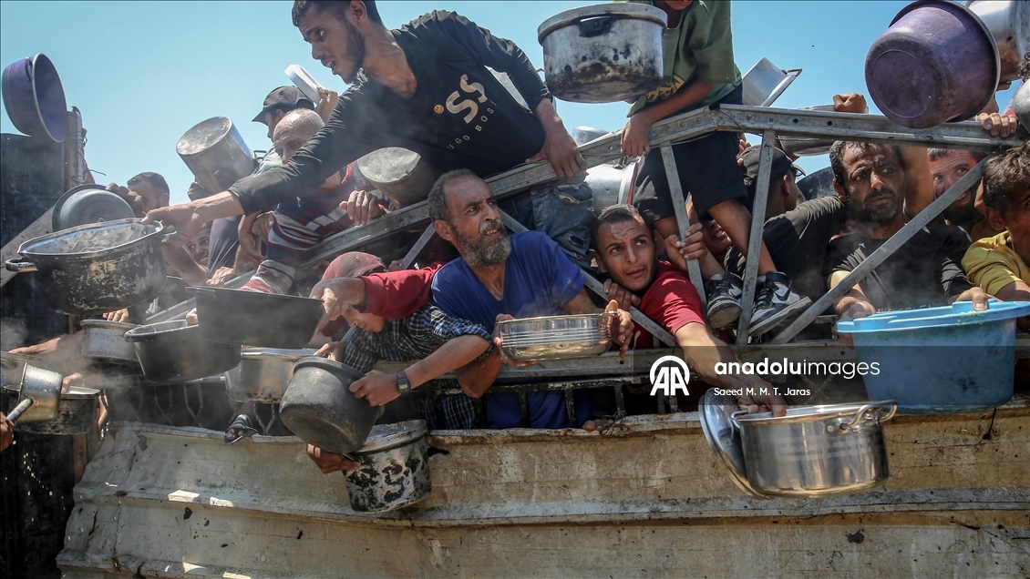 Palestinians in Gaza endure scorching heat while waiting in line for food amid hunger crisis