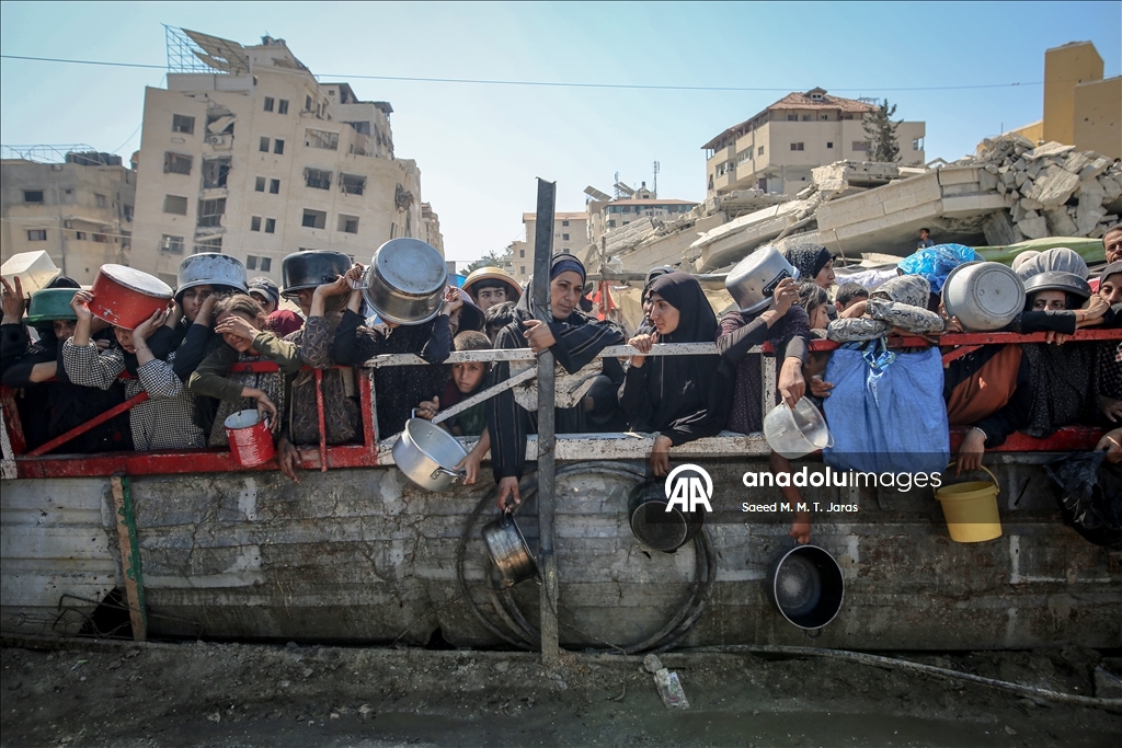 Palestinians in Gaza endure scorching heat while waiting in line for food amid hunger crisis