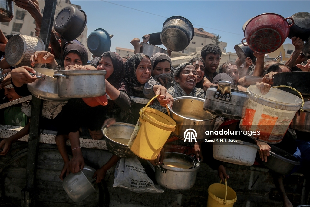 Palestinians in Gaza endure scorching heat while waiting in line for food amid hunger crisis
