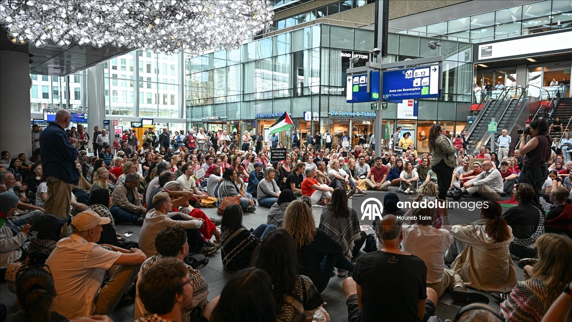 Gazze'deki açlığın sona erdirilmesi talebiyle Hollanda'da gösteri düzenlendi