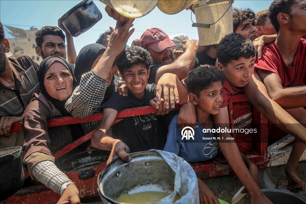 Palestinians in Gaza endure scorching heat while waiting in line for food amid hunger crisis