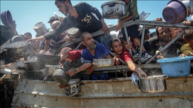 Palestinians in Gaza endure scorching heat while waiting in line for food amid hunger crisis