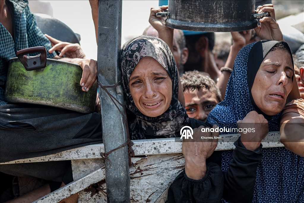 Gazze'de açlıkla mücadele eden Filistinlilere, yemek dağıtıldı