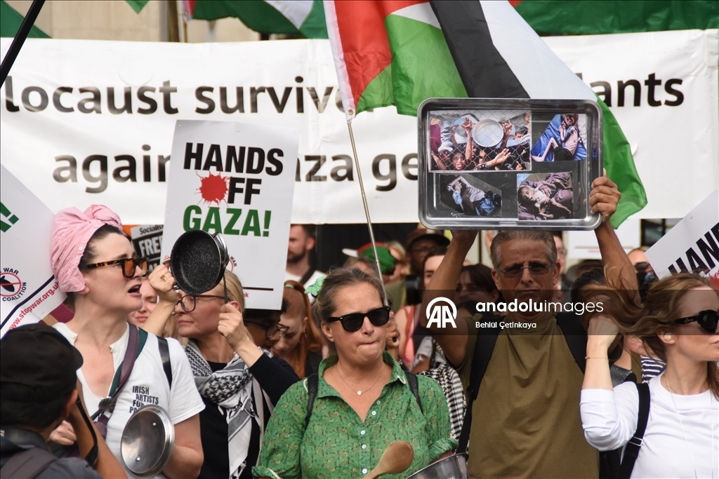 İsrail'in Gazze'yi açlığa mahkum etmesi İngiltere'de tencere ve tavalarla protesto edildi