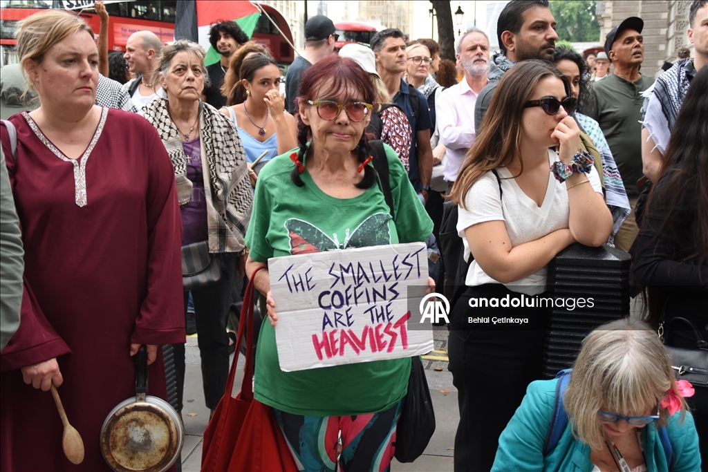 İsrail'in Gazze'yi açlığa mahkum etmesi İngiltere'de tencere ve tavalarla protesto edildi
