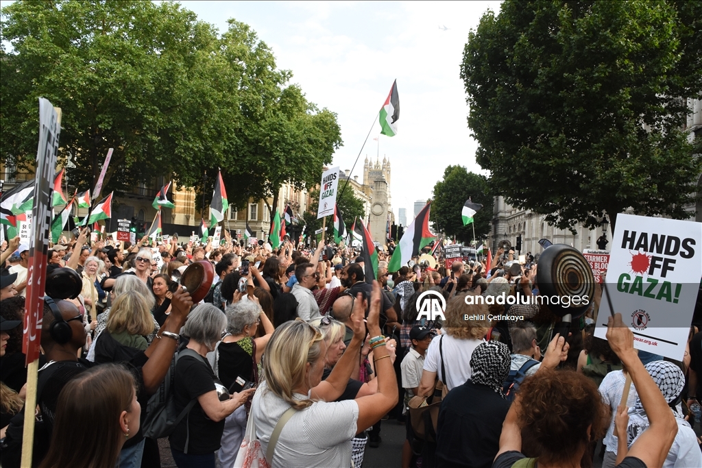 İsrail'in Gazze'yi açlığa mahkum etmesi İngiltere'de tencere ve tavalarla protesto edildi