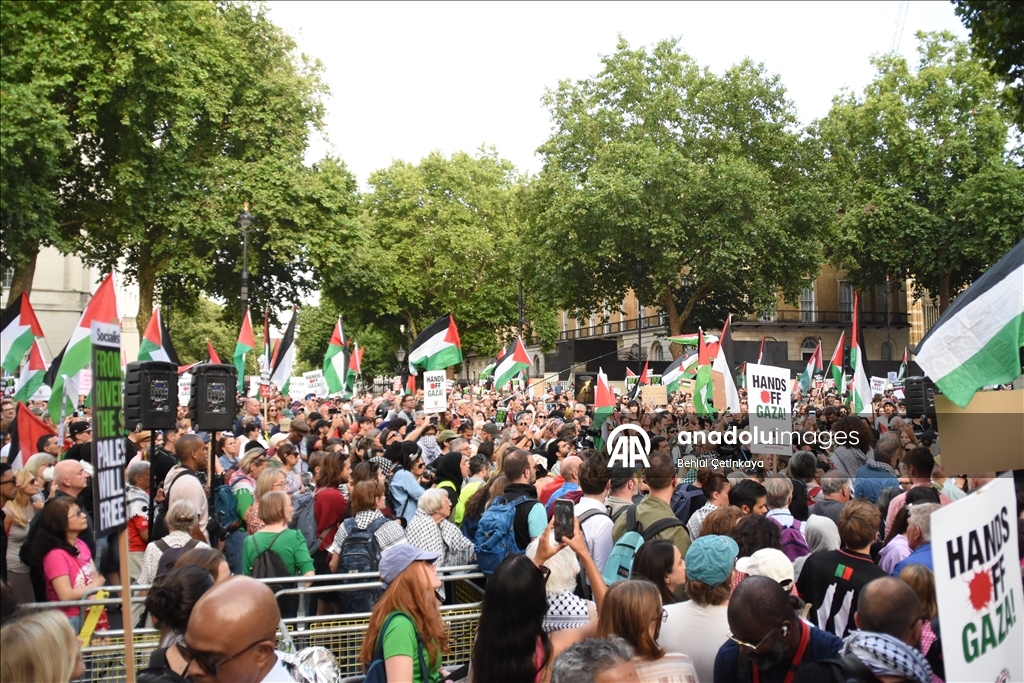 İsrail'in Gazze'yi açlığa mahkum etmesi İngiltere'de tencere ve tavalarla protesto edildi
