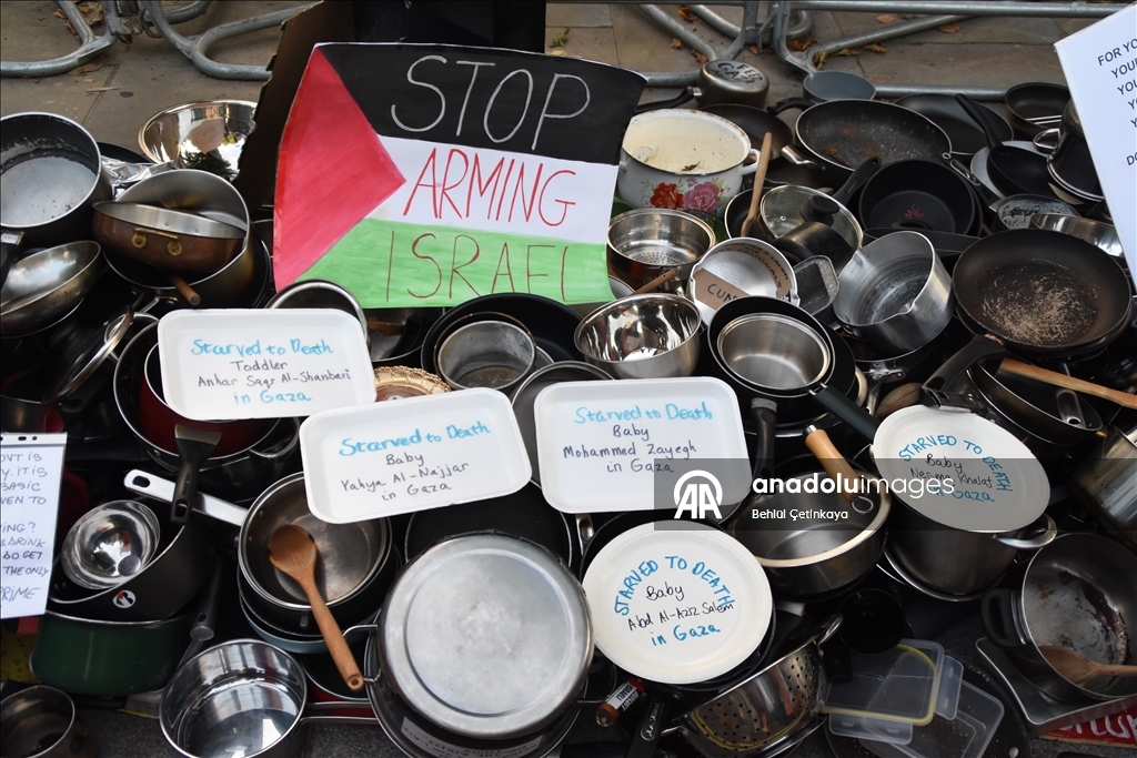 İsrail'in Gazze'yi açlığa mahkum etmesi İngiltere'de tencere ve tavalarla protesto edildi