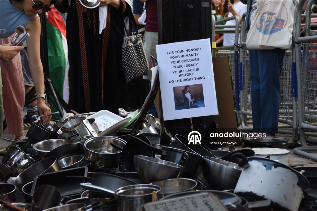 İsrail'in Gazze'yi açlığa mahkum etmesi İngiltere'de tencere ve tavalarla protesto edildi