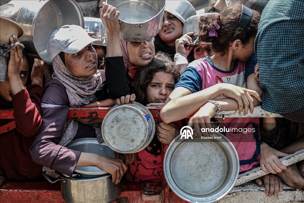 Gazze'de açlıkla mücadele eden Filistinlilere, yemek dağıtıldı