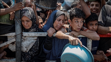 Gazze'de açlıkla mücadele eden Filistinlilere, yemek dağıtıldı