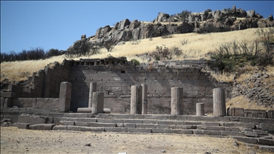 Assos'ta 3 bin 500 yıllık stoa gün yüzüne çıkarılıyor