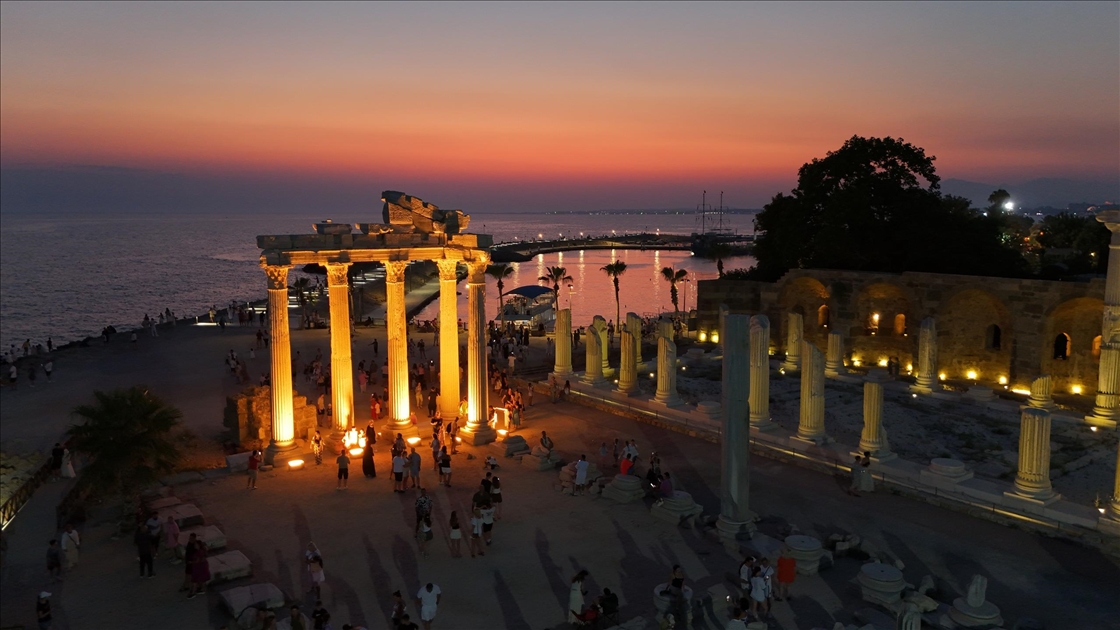 Işıklandırılan Side Antik Kenti gece daha fazla turist çekiyor