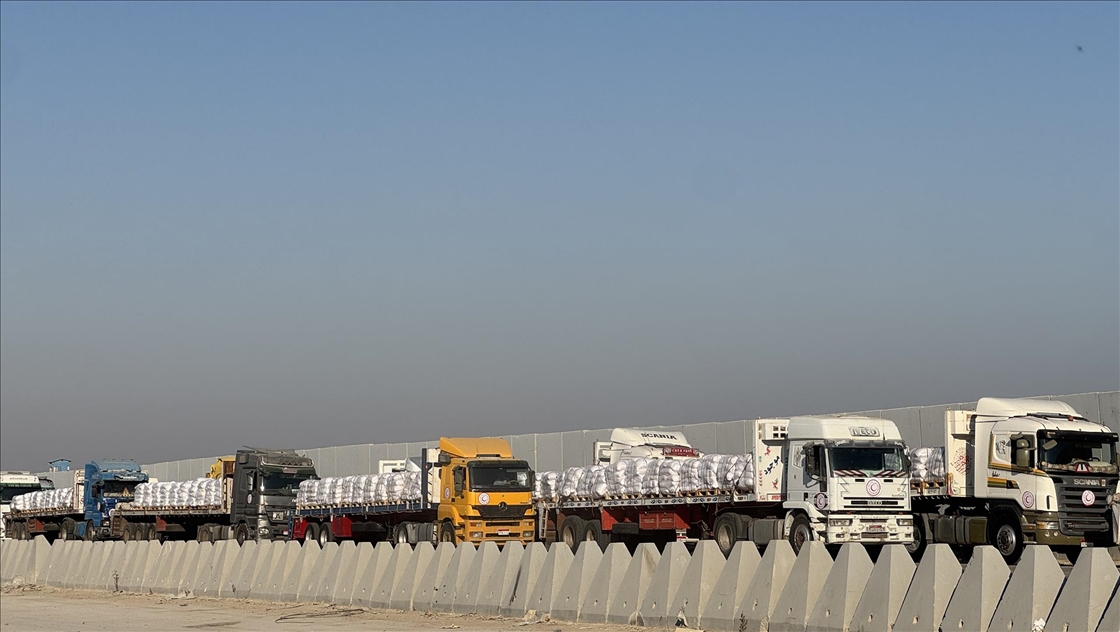 İsrail, Refah çevresinde çatışmalara “taktiksel ara” verdi, insani yardım tırları Gazze’ye giriş yaptı