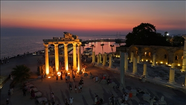 Işıklandırılan Side Antik Kenti gece daha fazla turist çekiyor