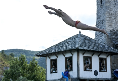 Spektakl u Mostaru: Održani tradicionalni 459. skokovi sa Starog mosta