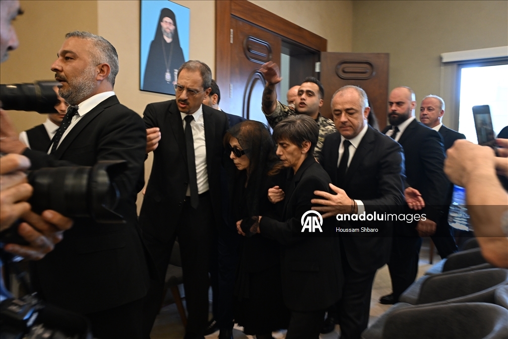 فيروز تلقي النظرة الأخيرة على نجلها زياد الرحباني