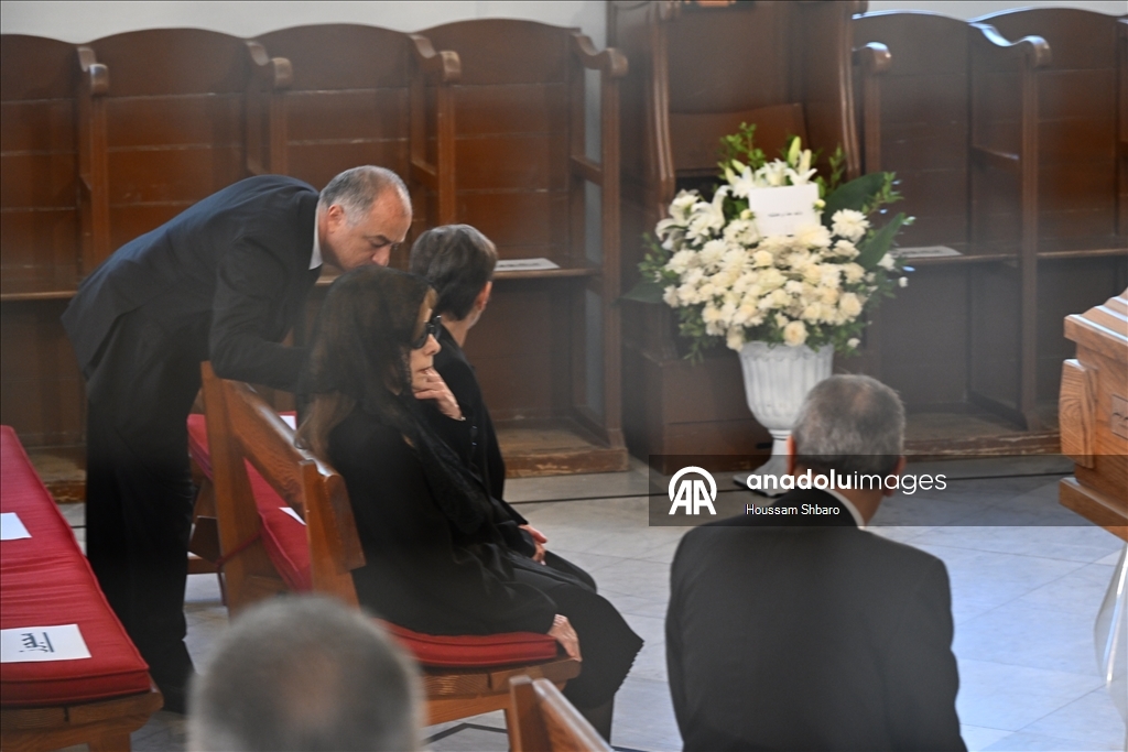 فيروز تلقي النظرة الأخيرة على نجلها زياد الرحباني