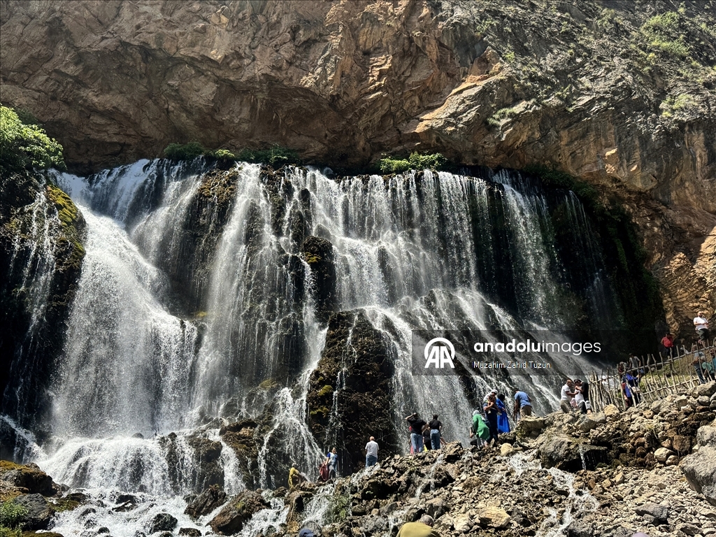 Kar ve buzullardan beslenen Kapuzbaşı Şelalesi, sıcaktan kaçanları ağırlıyor