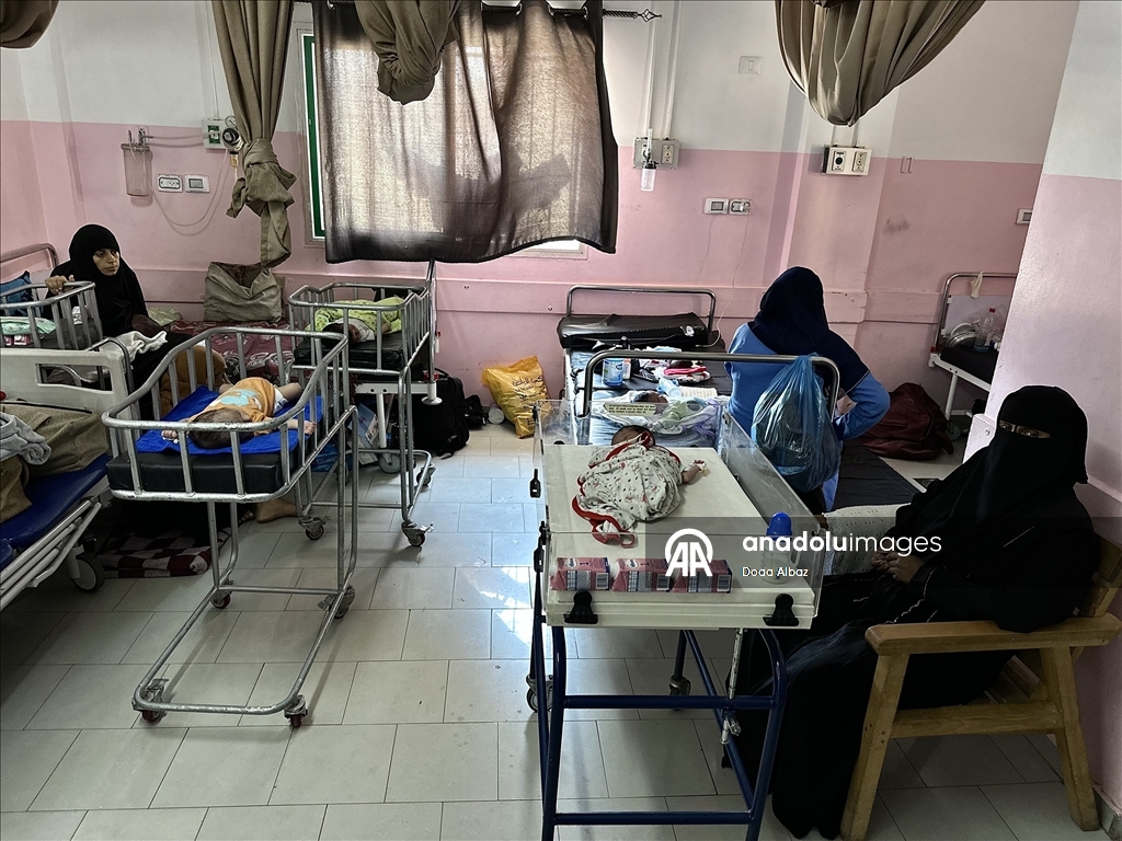 Gazze'de bebekler, mama ve ilaç eksikliğinin yanı sıra sıcak havayla da mücadele ediyor