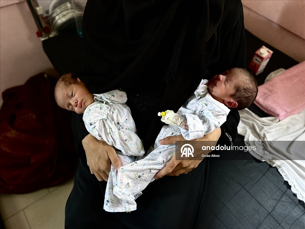 Gazze'de bebekler, mama ve ilaç eksikliğinin yanı sıra sıcak havayla da mücadele ediyor