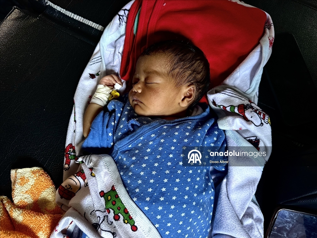 Gazze'de bebekler, mama ve ilaç eksikliğinin yanı sıra sıcak havayla da mücadele ediyor