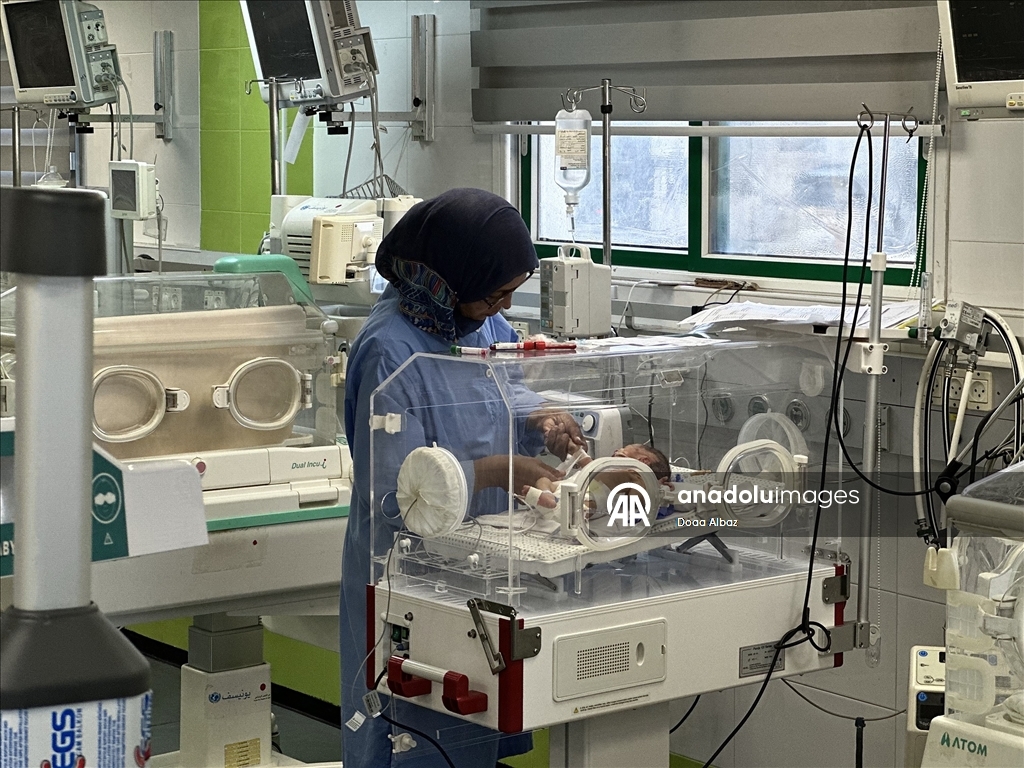 Gazze'de bebekler, mama ve ilaç eksikliğinin yanı sıra sıcak havayla da mücadele ediyor