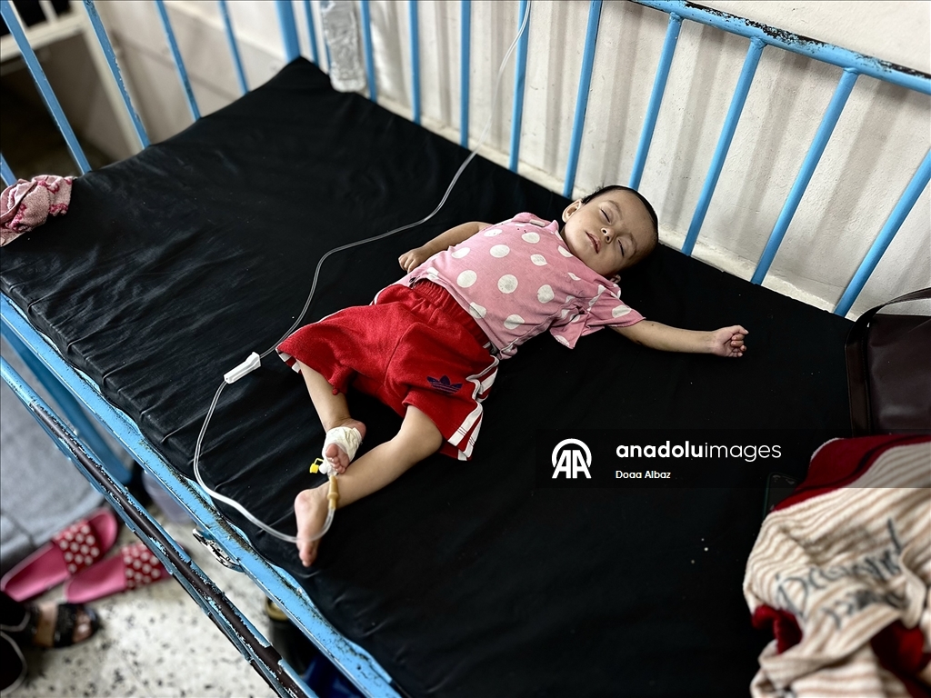 Gazze'de bebekler, mama ve ilaç eksikliğinin yanı sıra sıcak havayla da mücadele ediyor