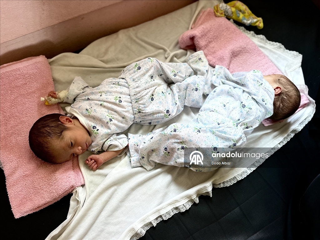 Gazze'de bebekler, mama ve ilaç eksikliğinin yanı sıra sıcak havayla da mücadele ediyor