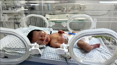 Gazze'de bebekler, mama ve ilaç eksikliğinin yanı sıra sıcak havayla da mücadele ediyor