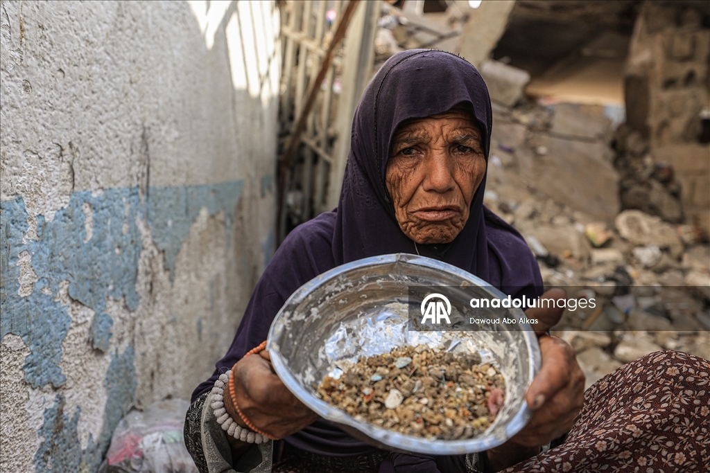 İsrail'in açlığa mahkum ettiği Gazzeliler, atık yemeklerle karınlarını doyurmaya çalışıyor