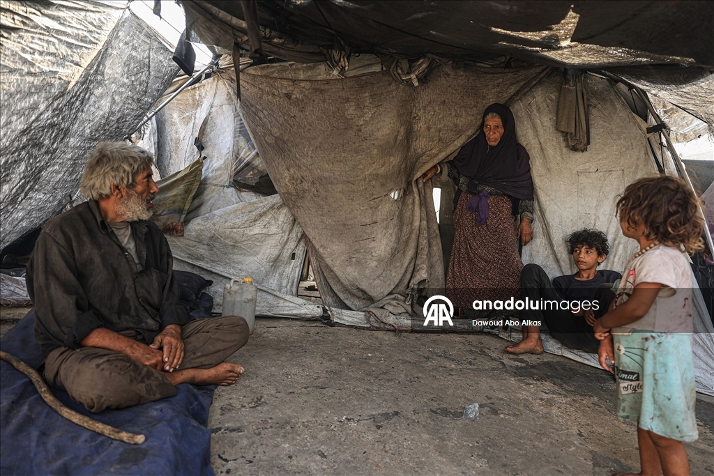 İsrail'in açlığa mahkum ettiği Gazzeliler, atık yemeklerle karınlarını doyurmaya çalışıyor