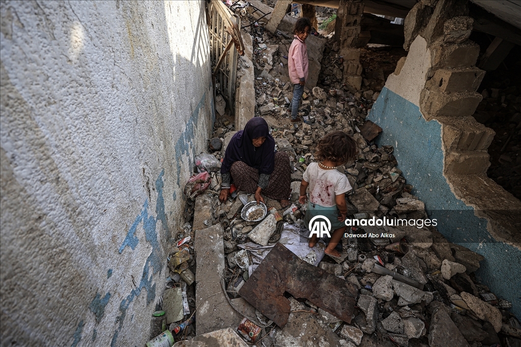 İsrail'in açlığa mahkum ettiği Gazzeliler, atık yemeklerle karınlarını doyurmaya çalışıyor