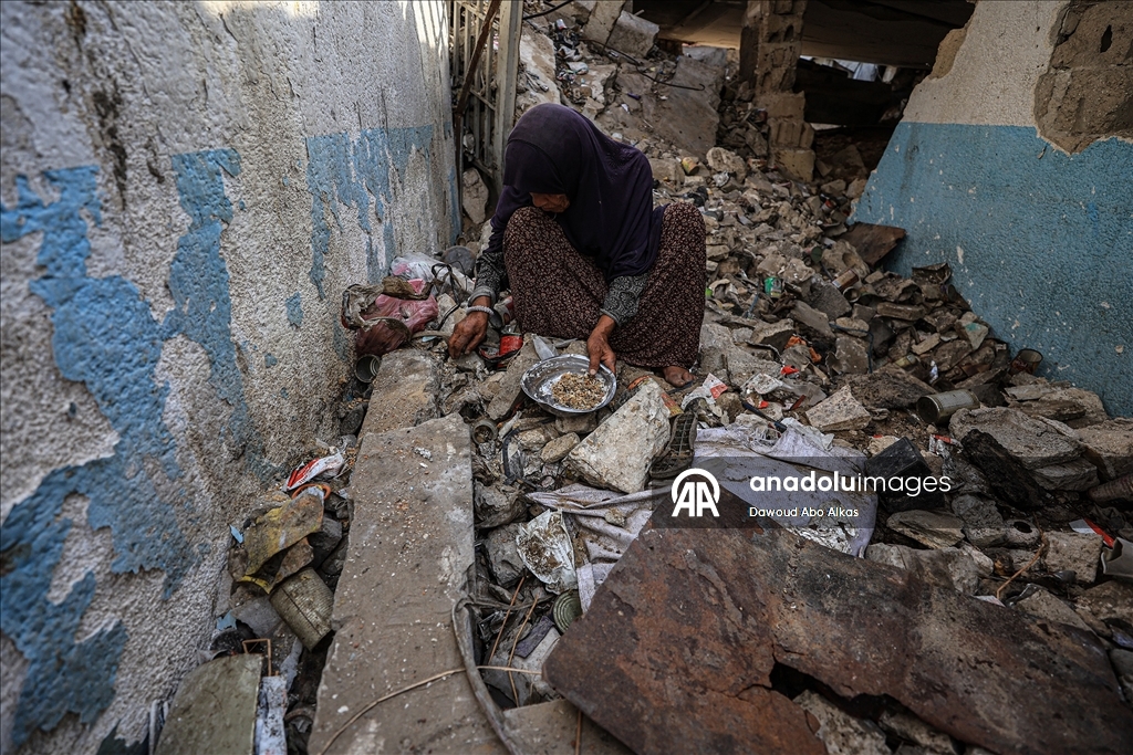 İsrail'in açlığa mahkum ettiği Gazzeliler, atık yemeklerle karınlarını doyurmaya çalışıyor
